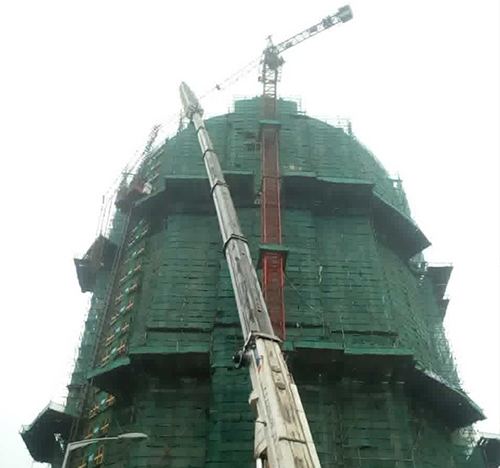 大同吊车在工地上作业